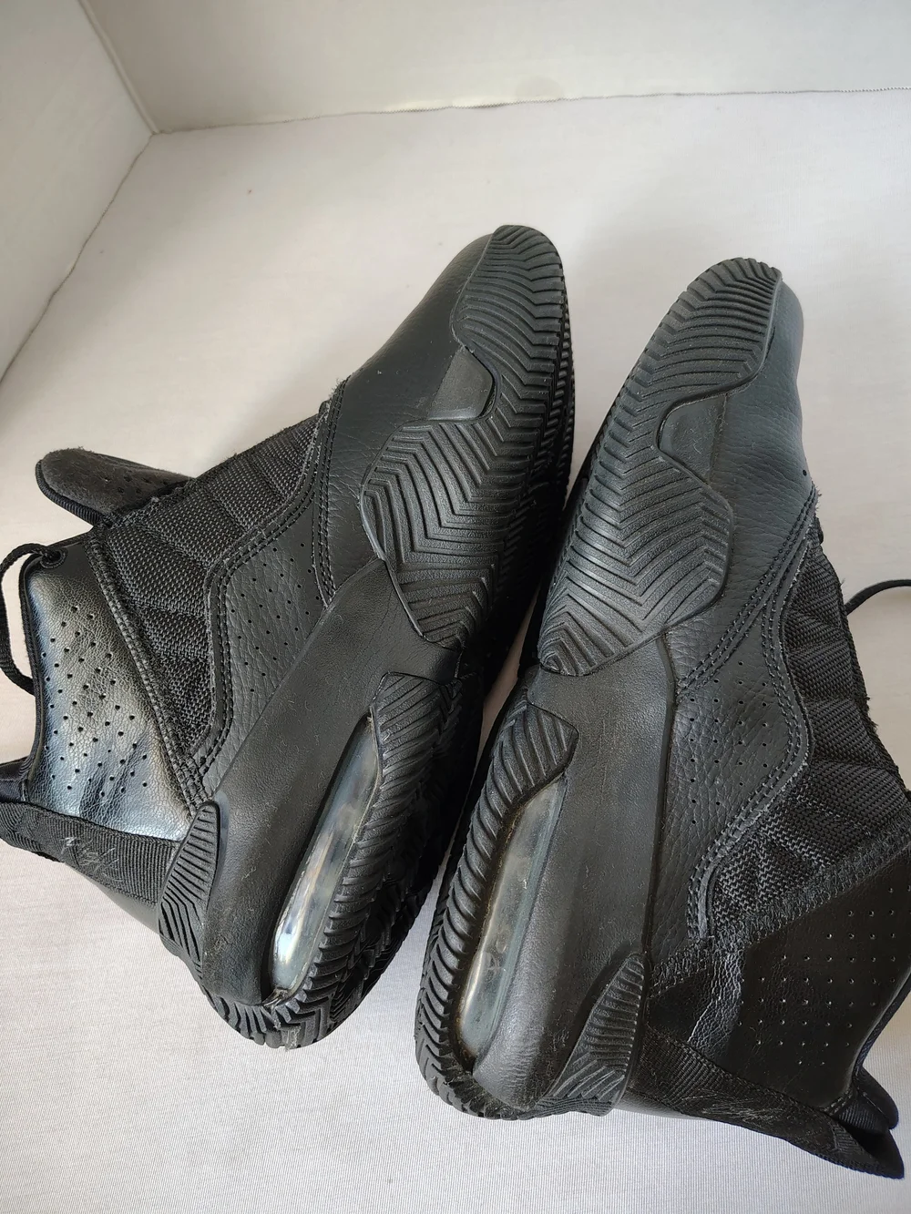 Jordan Max Aura 3 Triple Black Youth Size 6Y (Women's 7.5)